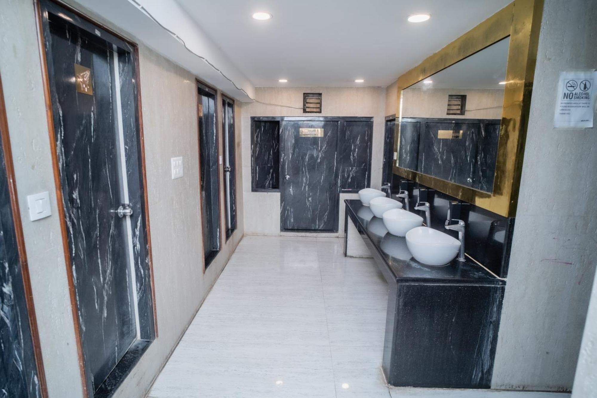 Pearl Courtyard Dormitory Варанасі Екстер'єр фото